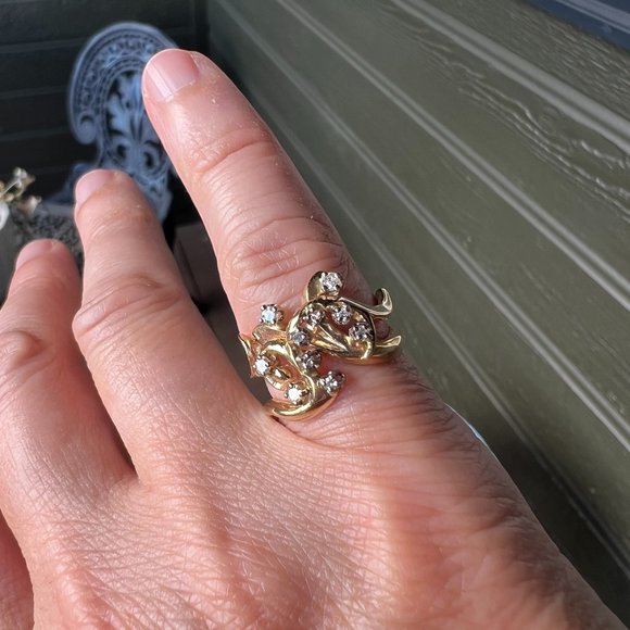 Jewelry - 14kt yellow gold ring with 10 diamonds, size 5.75